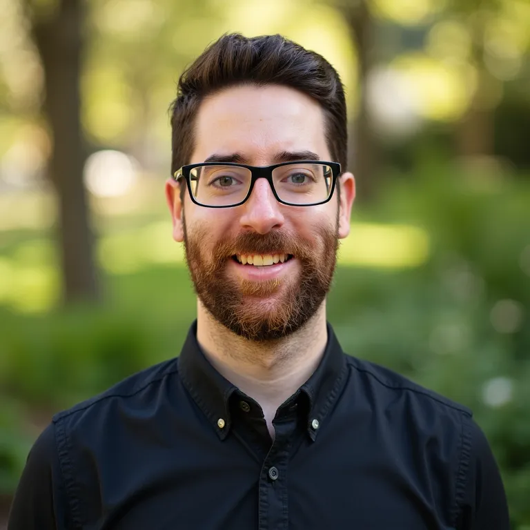 jeffrey-thoelen-2025-prof-headshot-3.webp